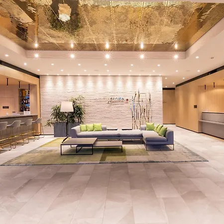 Hilton Garden 4* Βίνερ Νόιστατ
